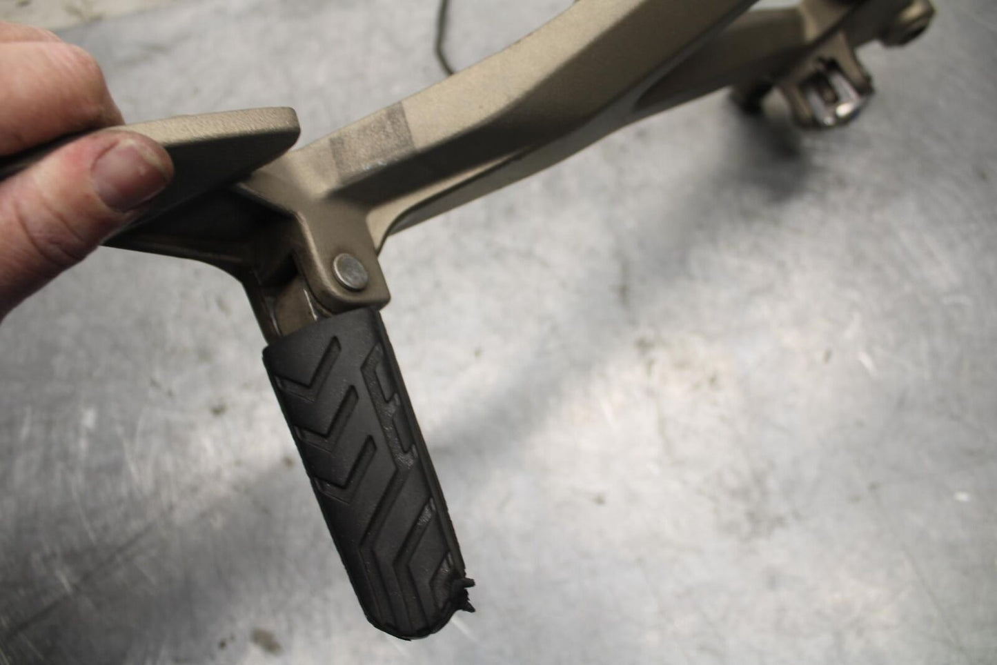2009 Aprilia Shiver 750 SL750 RIGHT REARSET DRIVER FOOT PEG BRACKET BB506