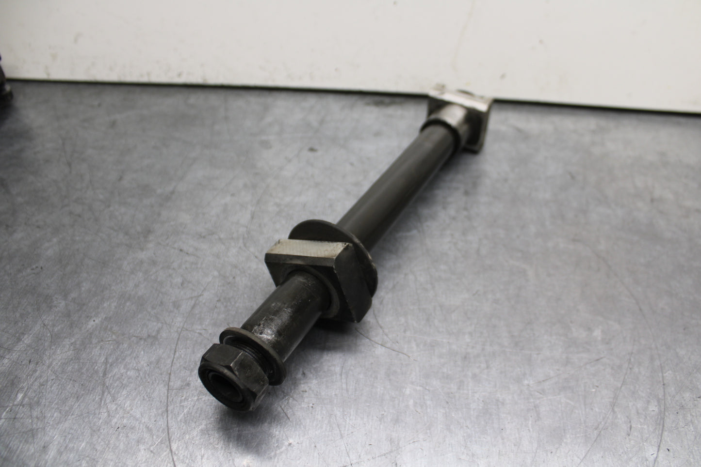 03-05 YAMAHA YZF R6 REAR AXLE BACK WHEEL RIM PIVOT BOLT AXEL BB751