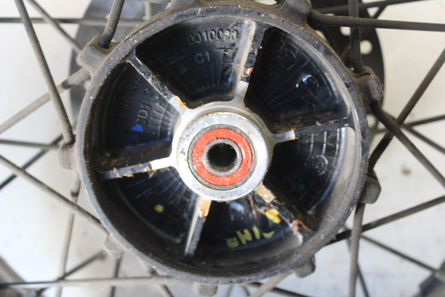 21 HUSQVARNA VITPILEN 401 REAR WHEEL BACK RIM BB467