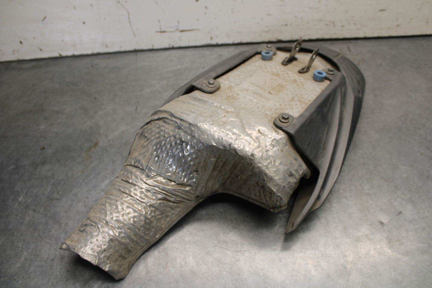 09-11 TRIUMPH DAYTONA 675 MUFFLER EXHAUST PIPE COVER HEAT SHIELD GUARD BB652