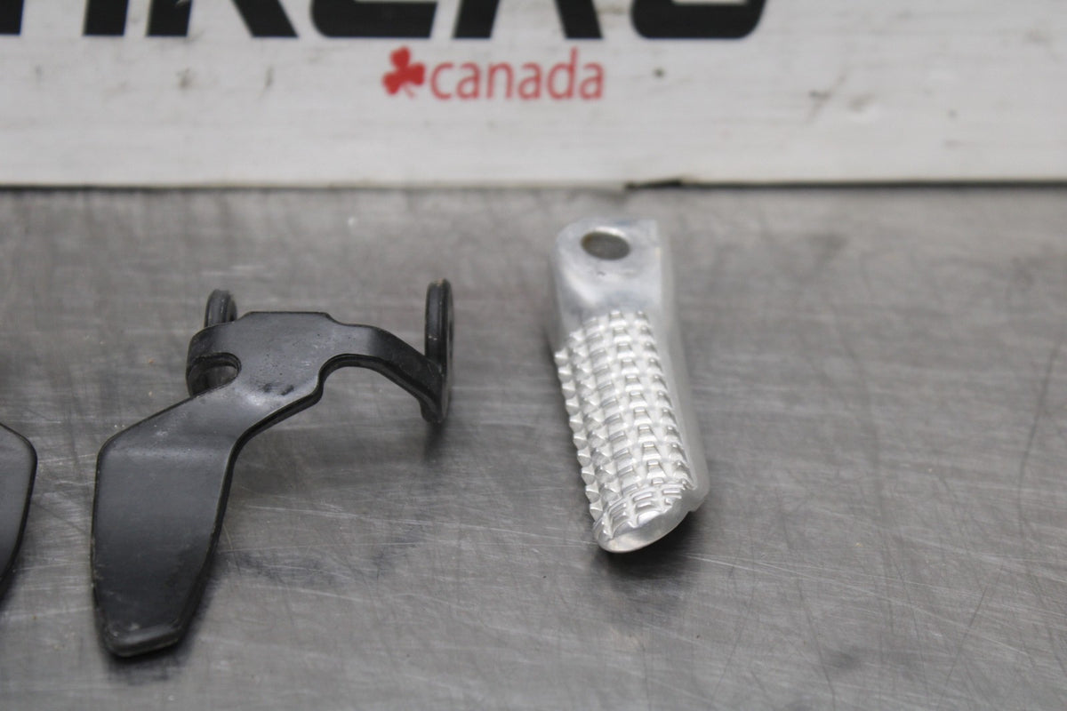 22-25 YAMAHA YZF R7 REAR BACK PASSENGER PEG SET PAIR BB940