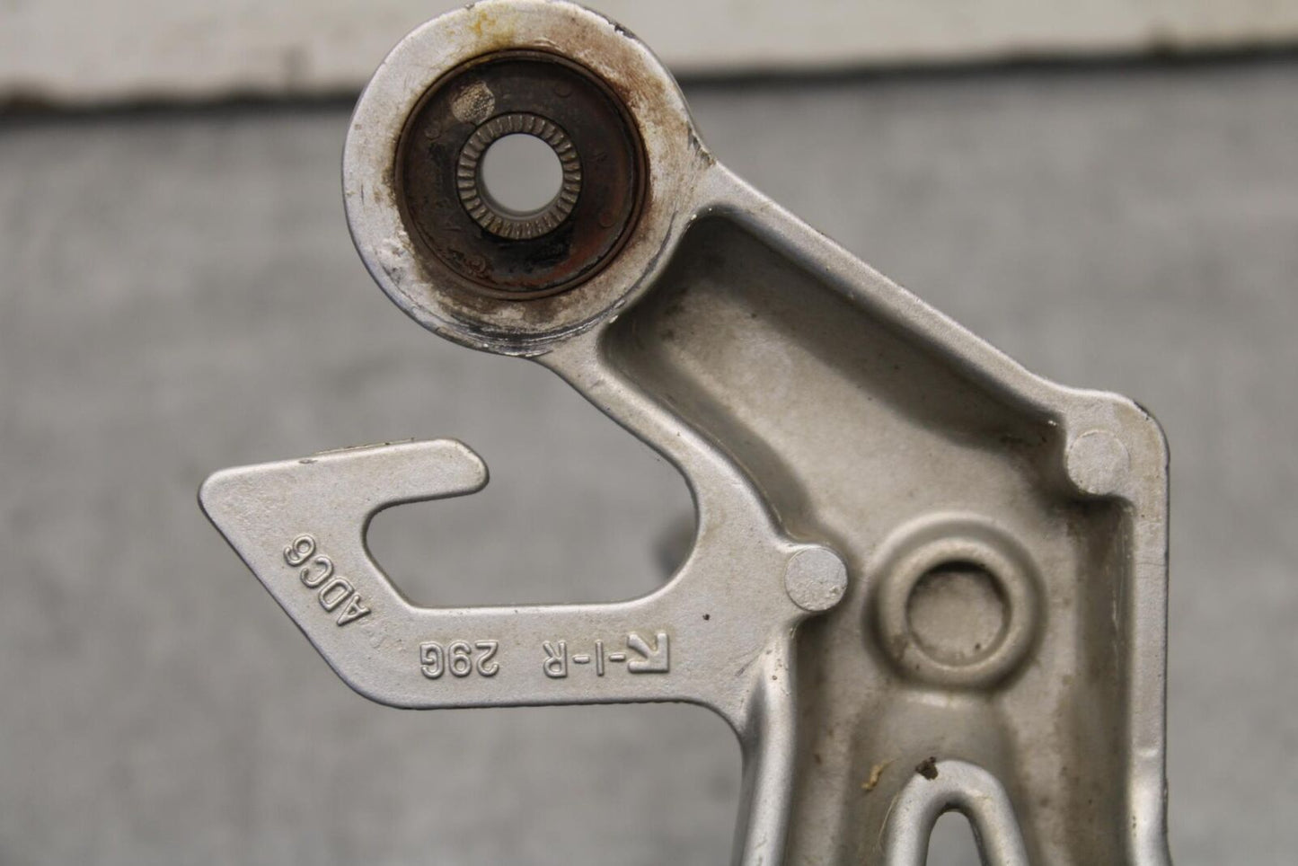 01-03 SUZUKI GSXR600 RIGHT REAR BACK PASSENGER PEG 43600-35F00 BB633