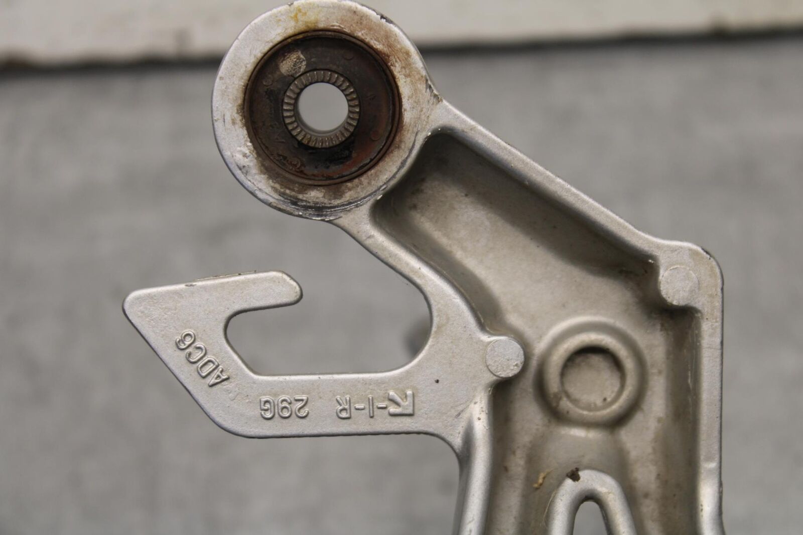 01-03 SUZUKI GSXR600 RIGHT REAR BACK PASSENGER PEG 43600-35F00 BB633