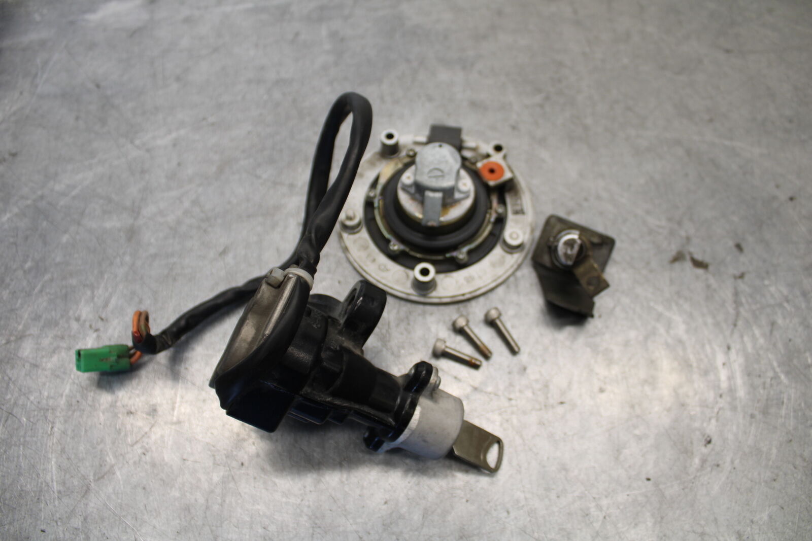 03-07 SUZUKI SV1000S IGNITION LOCK KEY SET W/GAS CAP SEAT LOCK 37000-16840 BB657