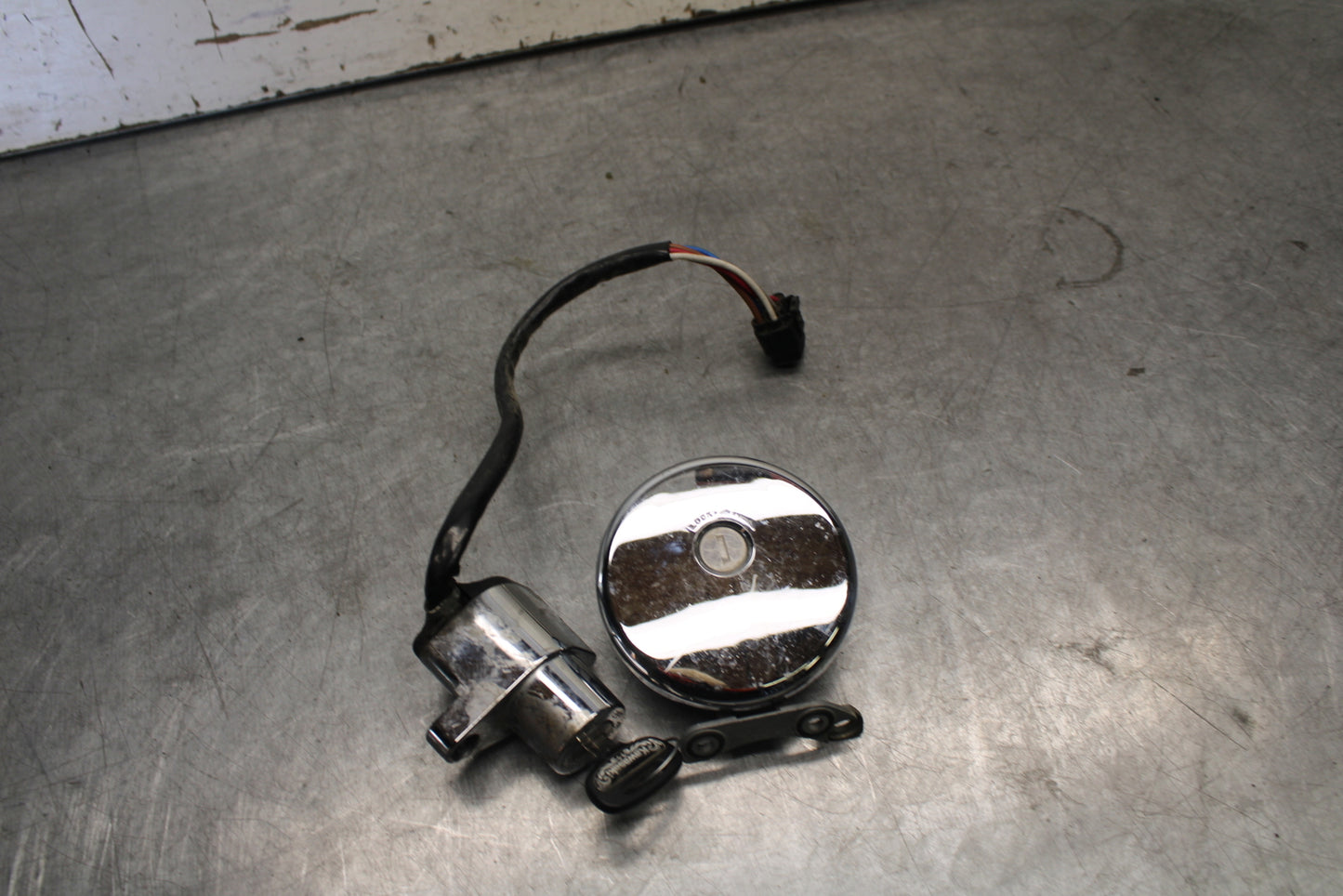 98-03 KAWASAKI VULCAN 1500L IGNITION LOCK KEY W/ GAS CAP BB678