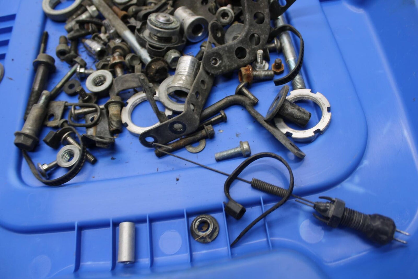 1997 Suzuki GSXR750 LEFT OVER MOUNTING BOLTS HARDWARE MOTOR SCREWS BB39