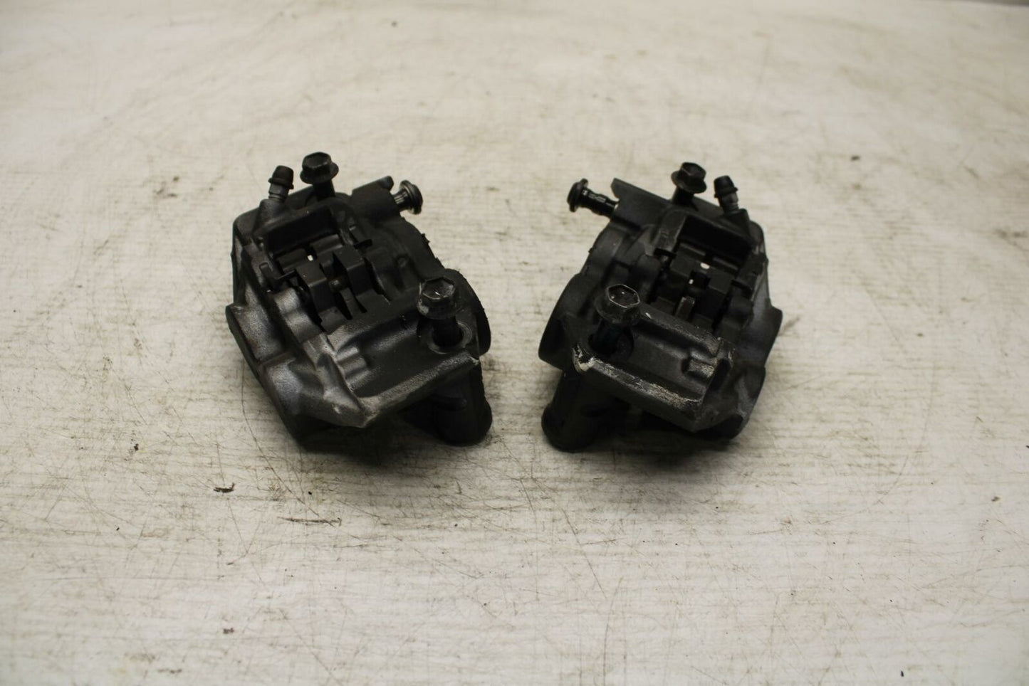 15 YAMAHA FZ09 RIGHT LEFT FRONT BRAKE CALIPER SET PAIR CALIPERS BB367