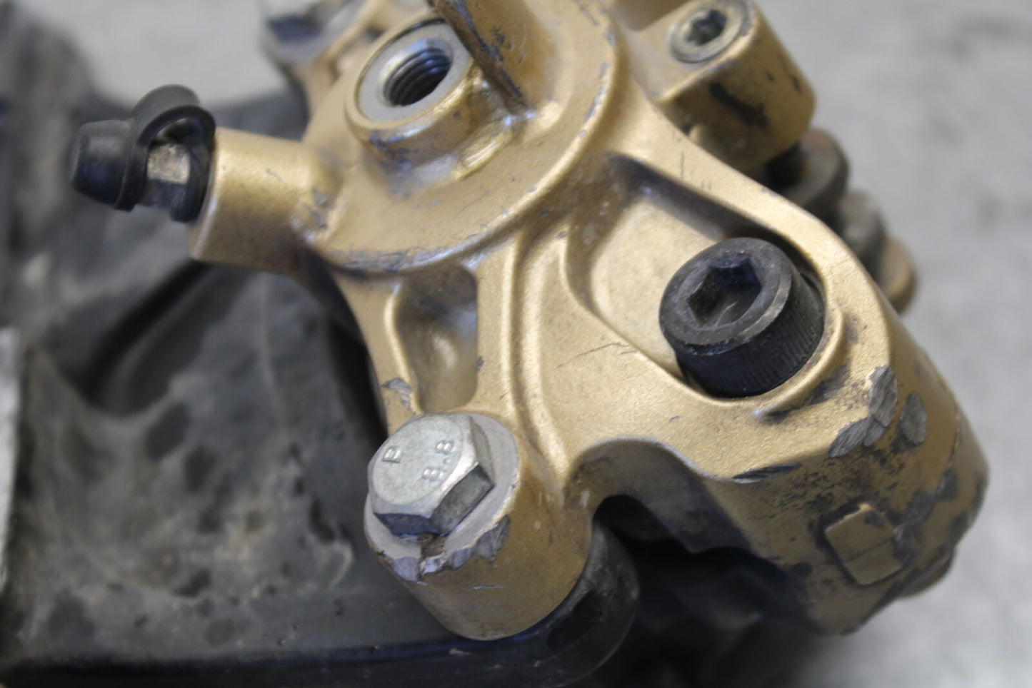 04 SUZUKI GSXR600 REAR BACK BRAKE CALIPER W MOUNT BRACKET 69100-18G00-999 BB676