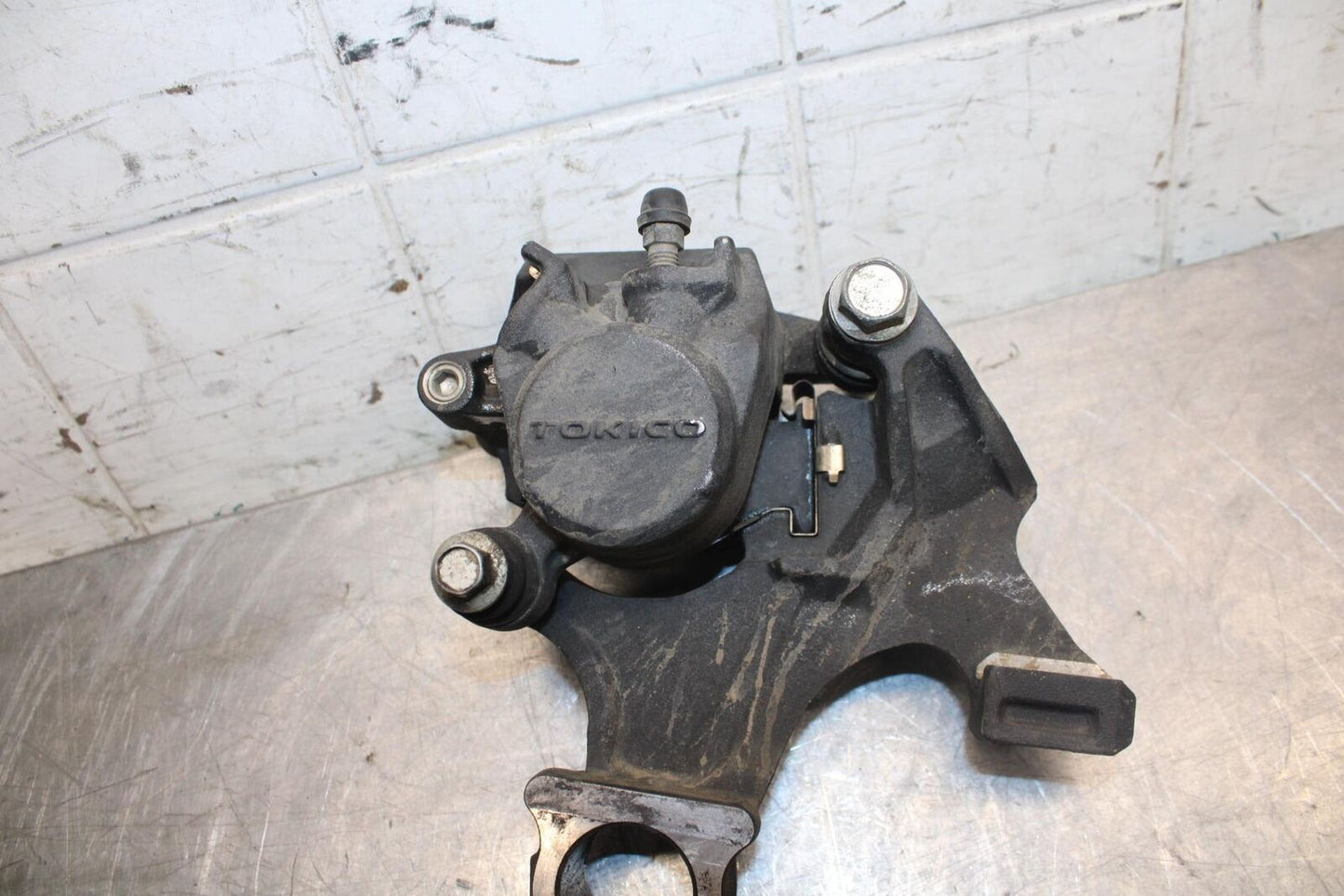 08-09 SUZUKI GSXR600 REAR BRAKE CALIPER W MOUNT BRACKET 69100-21H00-999 BB34