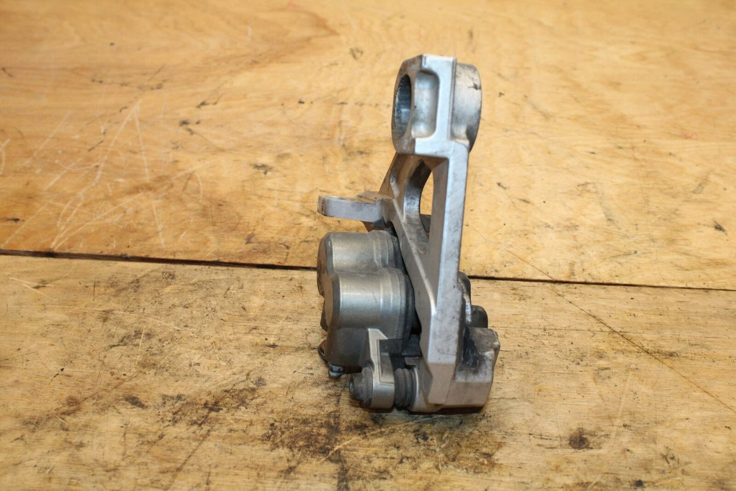 00-01 YAMAHA YZF R6 REAR BACK BRAKE CALIPER W MOUNT BRACKET BB327