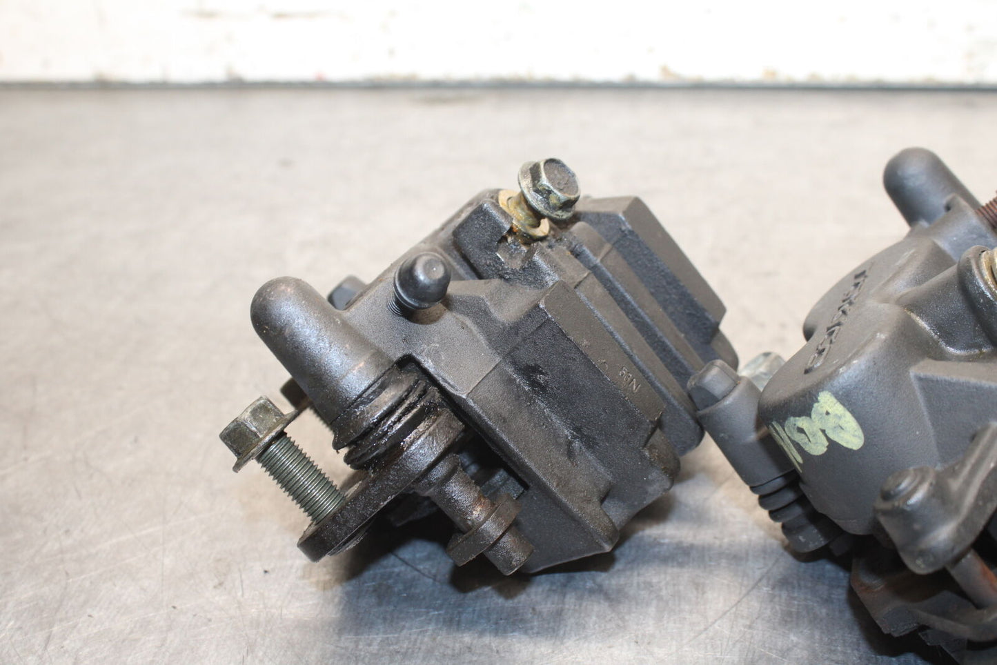 04-05 SUZUKI KATANA 750 GSX750F RIGHT LEFT FRONT BRAKE CALIPER PAIR BB110