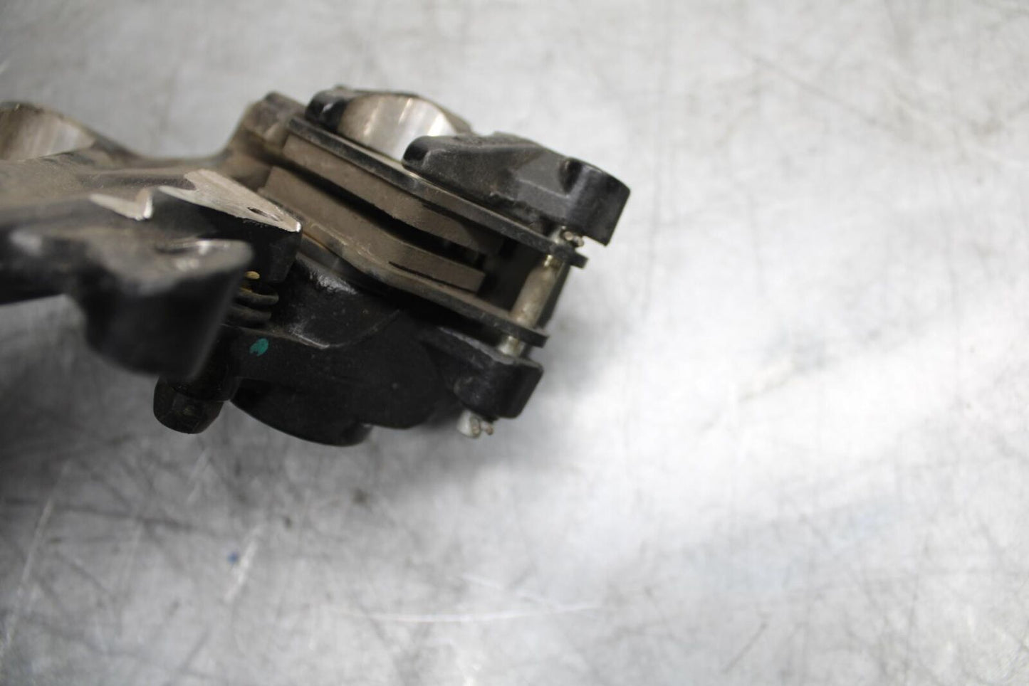 21 HUSQVARNA VITPILEN 401 REAR BACK BRAKE CALIPER W MOUNT BRACKET BB467