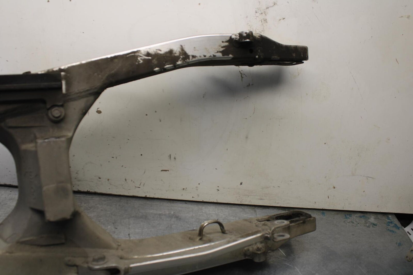 01-03 SUZUKI GSXR600 REAR SWINGARM BACK SUSPENSION SWING ARM 61000-39F00 BB633