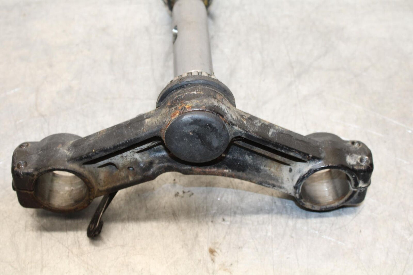 1977 Yamaha XS750 FRONT FORKS CLAMP LOWER TRIPLE TREE STEM 1J7-23340-02-33 BB554