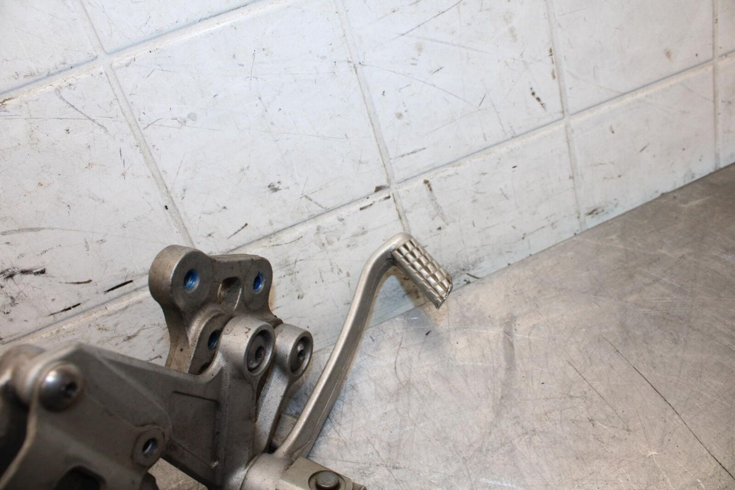 2008 Suzuki GSXR1000 RIGHT REARSET REAR SET DRIVER FOOT PEG REST STOP BB519