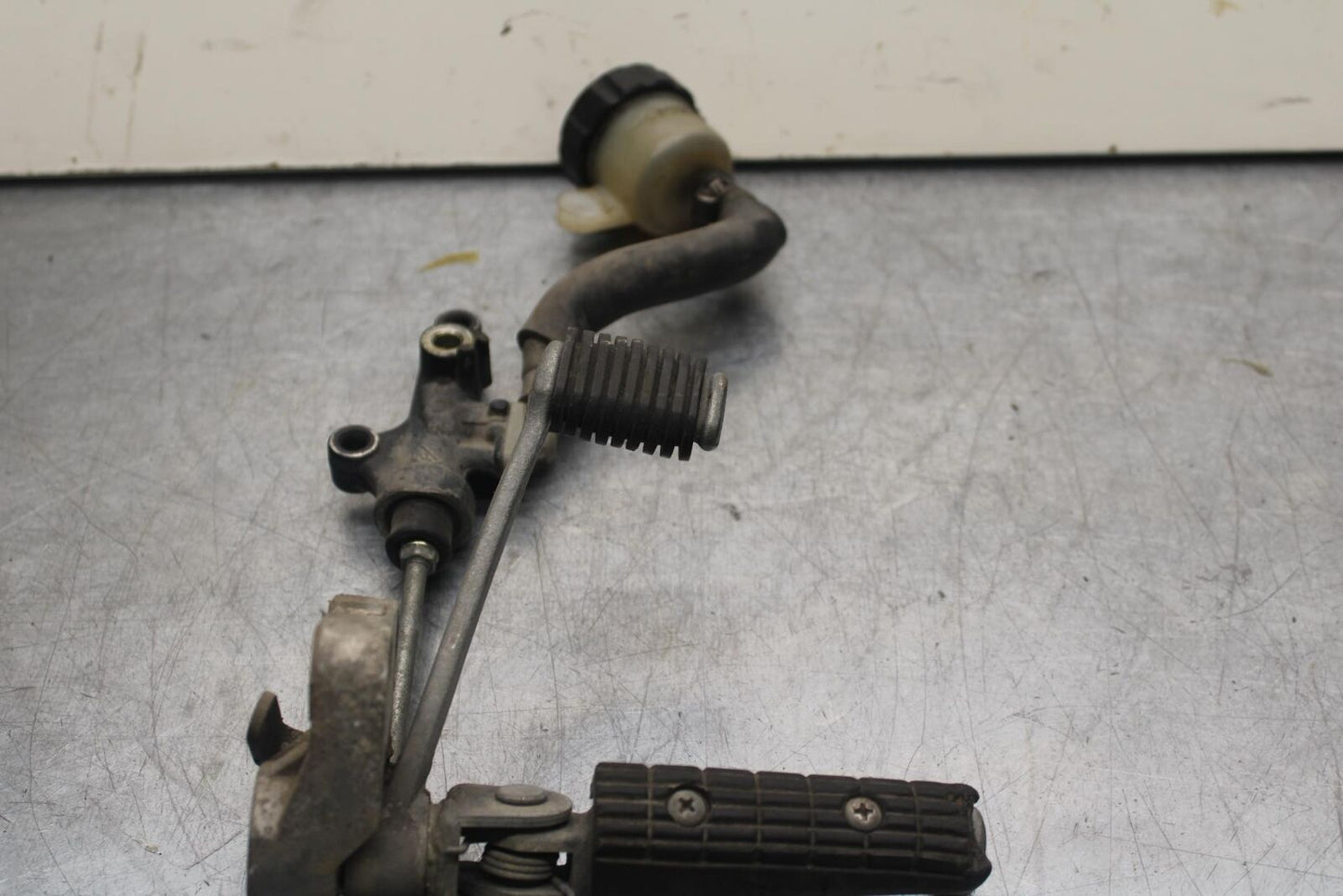 1988 Yamaha FZ600 RIGHT REARSET REAR SET DRIVER FOOT PEG REST STOP BB601