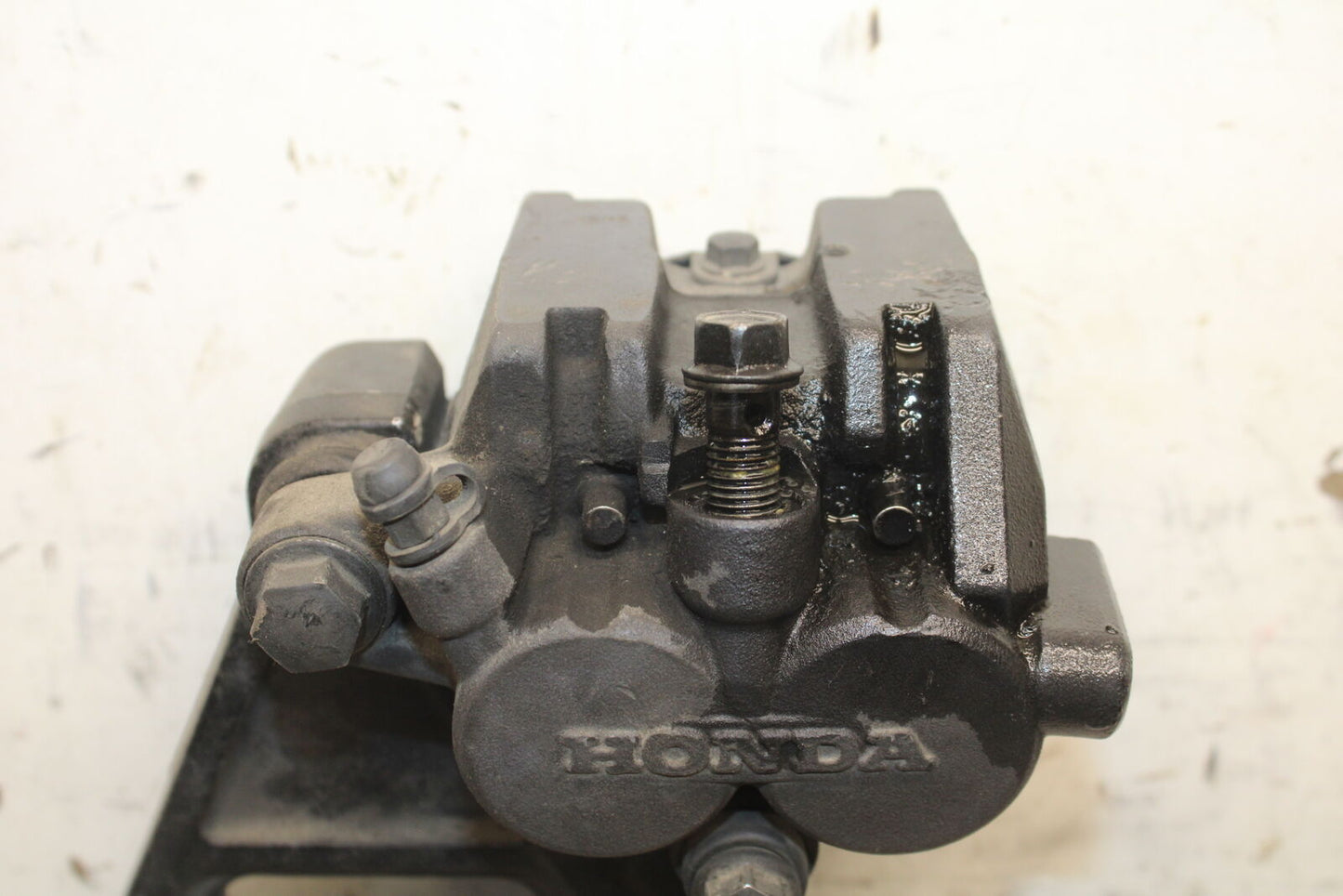 93-00 HONDA GOLDWING 1500 GL1500SE REAR BACK BRAKE CALIPER W MOUNT BRACKET BB700