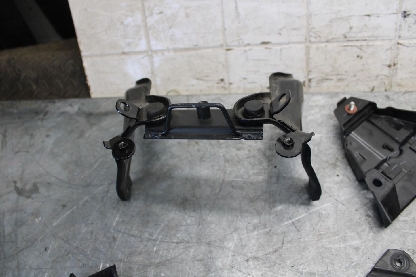 22-23 HUSQVARNA SVARTTPILEN 401 LIGHT TANK BRACKET LEFTOVER BB541