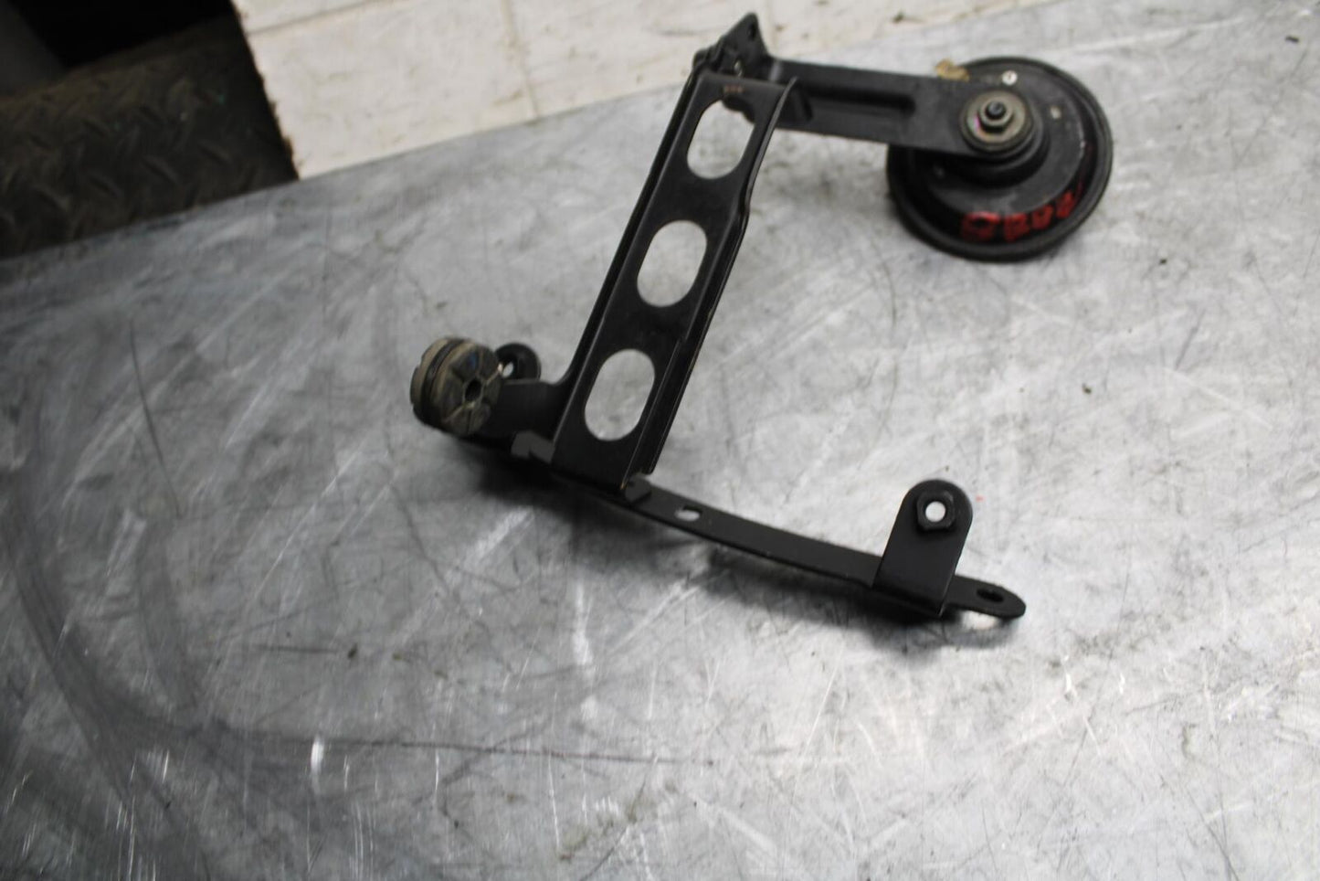 2007 Suzuki GSXR1000 OIL COOLER MOUNTING BRACKET MOUNT SUPPORT BB44