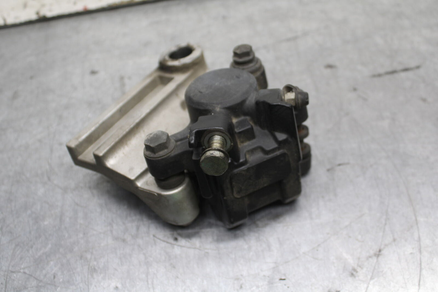 03-04 TRIUMPH DAYTONA 600 REAR BACK BRAKE CALIPER W MOUNT BRACKET BB745