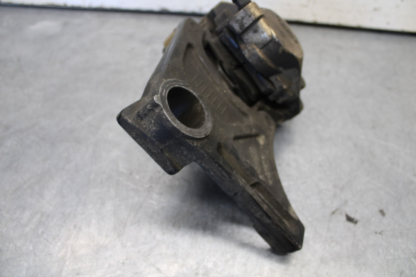04-05 SUZUKI GSXR600 REAR BACK BRAKE CALIPER W MOUNT BRACKET BB658