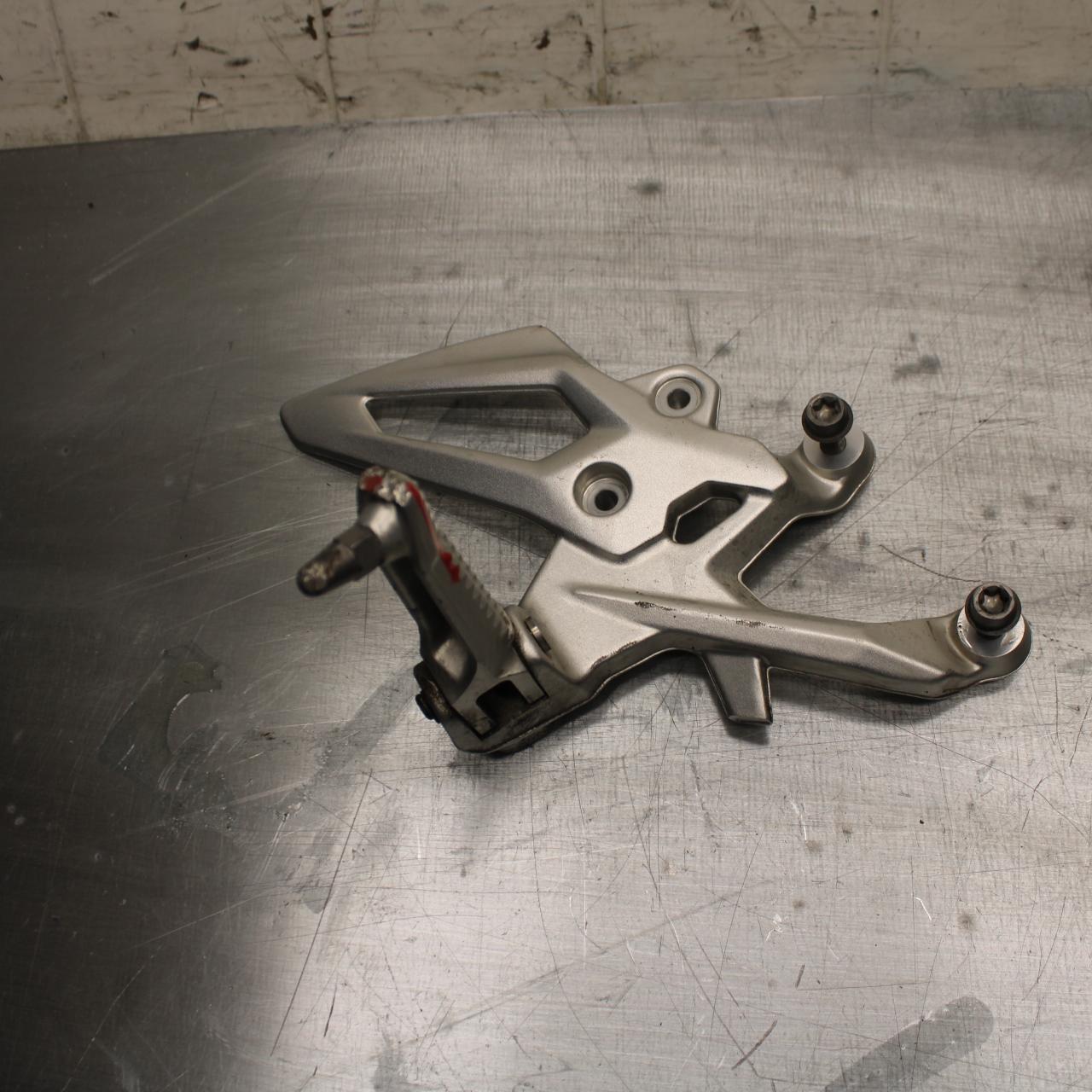 17-20 BMW S1000R RIGHT REARSET REAR SET DRIVER FOOT PEG REST STOP BB488