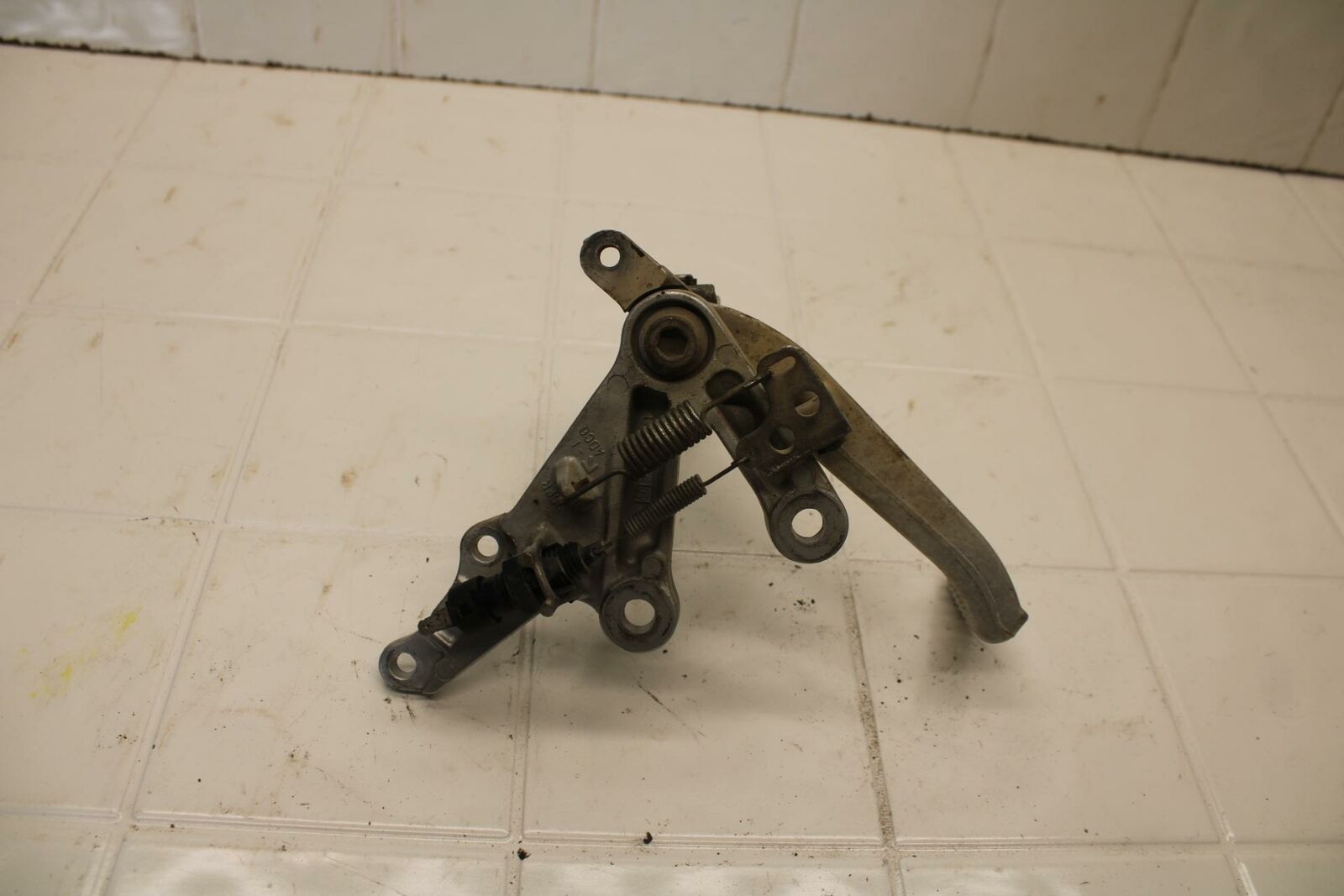 01-02 SUZUKI GSXR750 RIGHT REARSET REAR SET DRIVER FOOT PEG REST STOP BB402