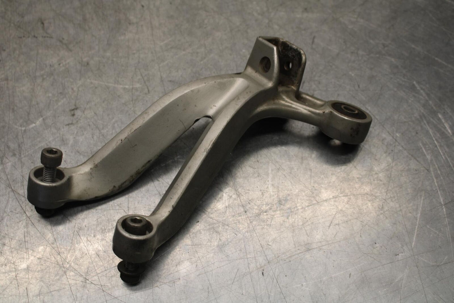 01 SUZUKI GSXR1000 RIGHT REAR BACK PASSENGER PEG BRACKET BB100