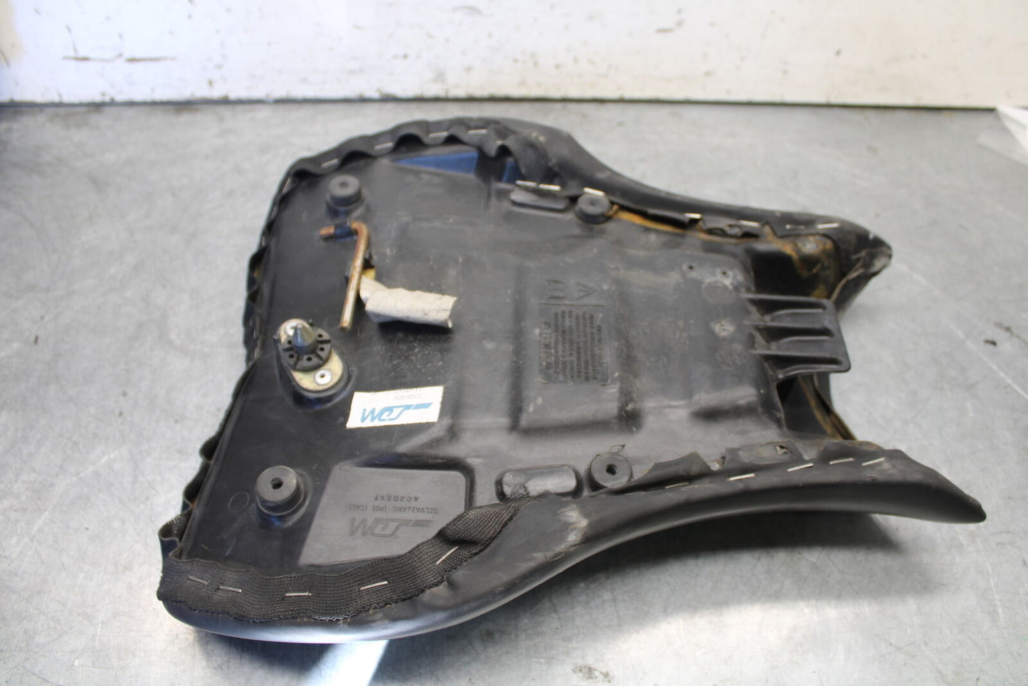 07-08 TRIUMPH DAYTONA 675 FRONT DRIVERS SEAT PAD SADDLE PILLION T2306512 BB685