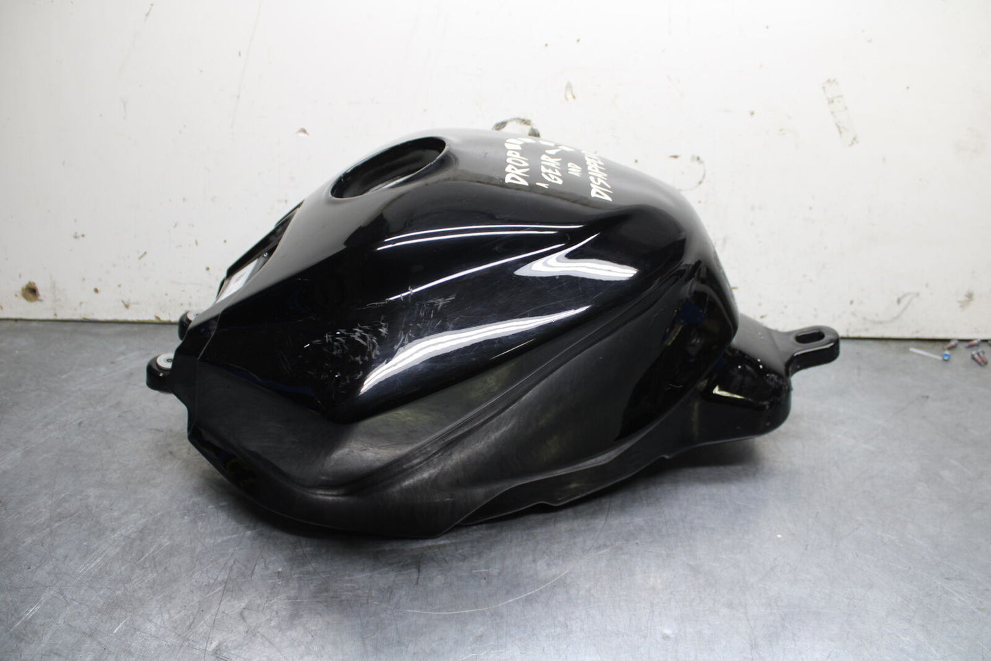 21-24 APRILIA TUONO 660 FACTORY GAS TANK FUEL CELL PETROL RESERVOIR BB733
