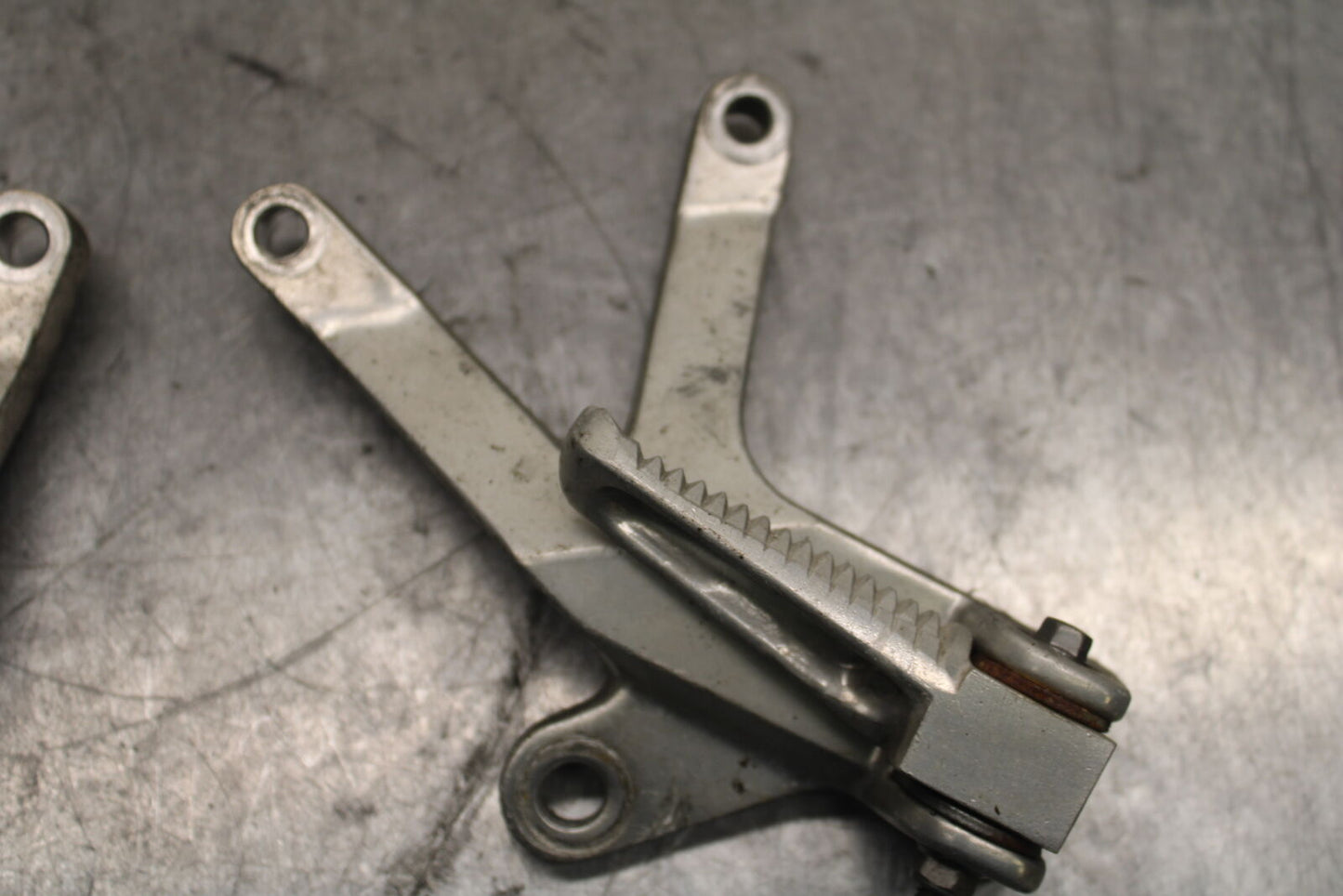 96-07 YAMAHA YZF600R REAR BACK PASSENGER PEG SET PAIR BB746