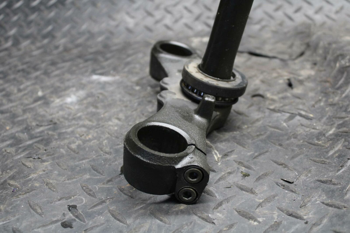 86 SUZUKI GS750ES FRONT FORKS CLAMP LOWER TRIPLE TREE STEM BB233