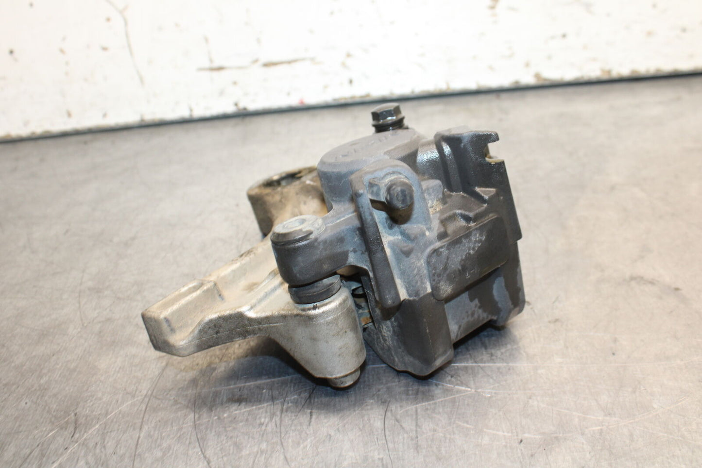 05-06 HONDA CBR600RR REAR BACK BRAKE CALIPER W MOUNT BRACKET BB739