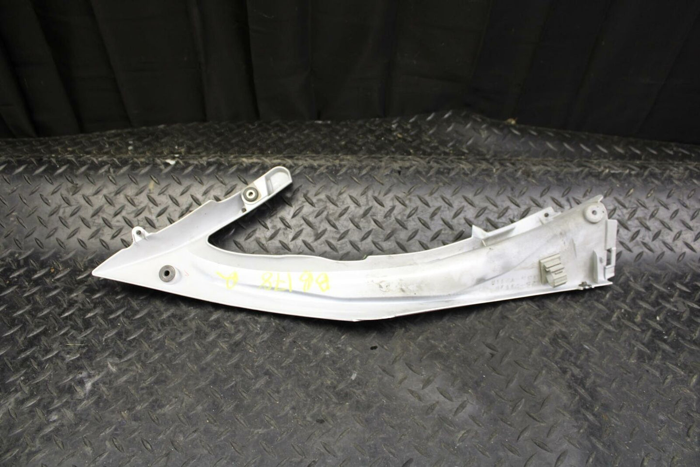 08-09 YAMAHA YZF R6S RIGHT MID UPPER SIDE FAIRING COWL PLASTIC BB178