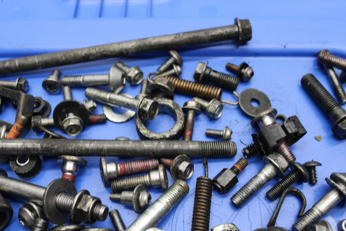 17 KAWASAKI Z900 ZR900 LEFTOVER MOUNTING BOLTS HARDWARE MOTOR BB549