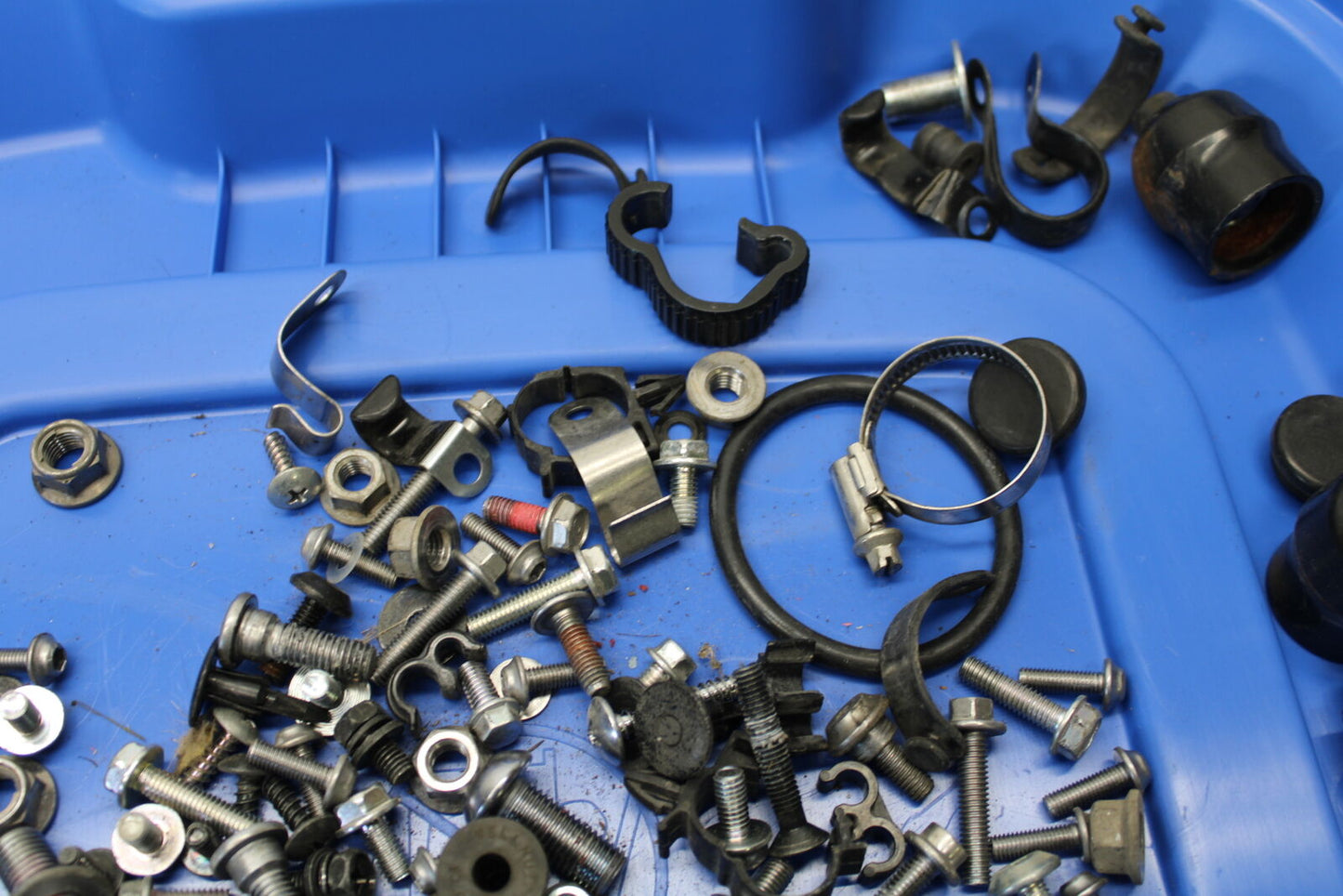 16 KAWASAKI NINJA ZX10R MISCELLANEOUS MOUNTING BOLTS HARDWARE MOTOR BB650