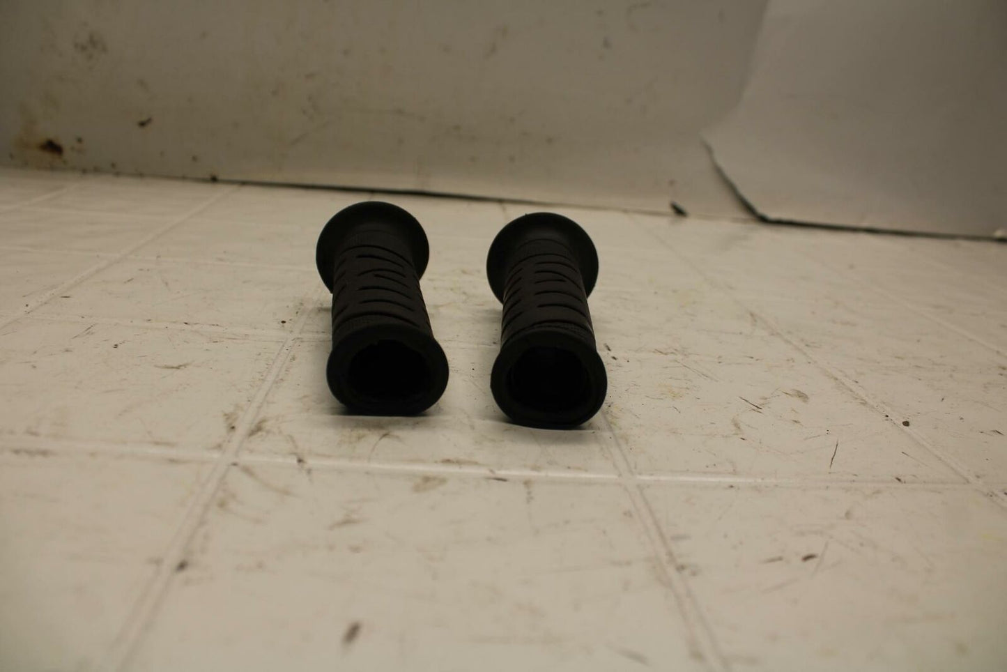 01-05 YAMAHA FZS1000 RIGHT THROTTLE GRIP BB10