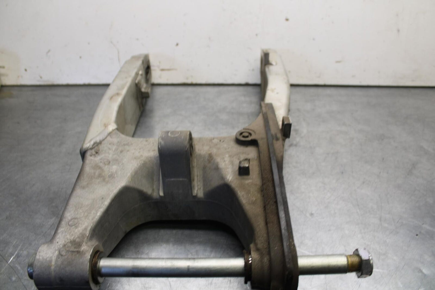01-06 HONDA CBR600F4I REAR SWINGARM BACK SUSPENSION 52200-MBW-E10 BB626