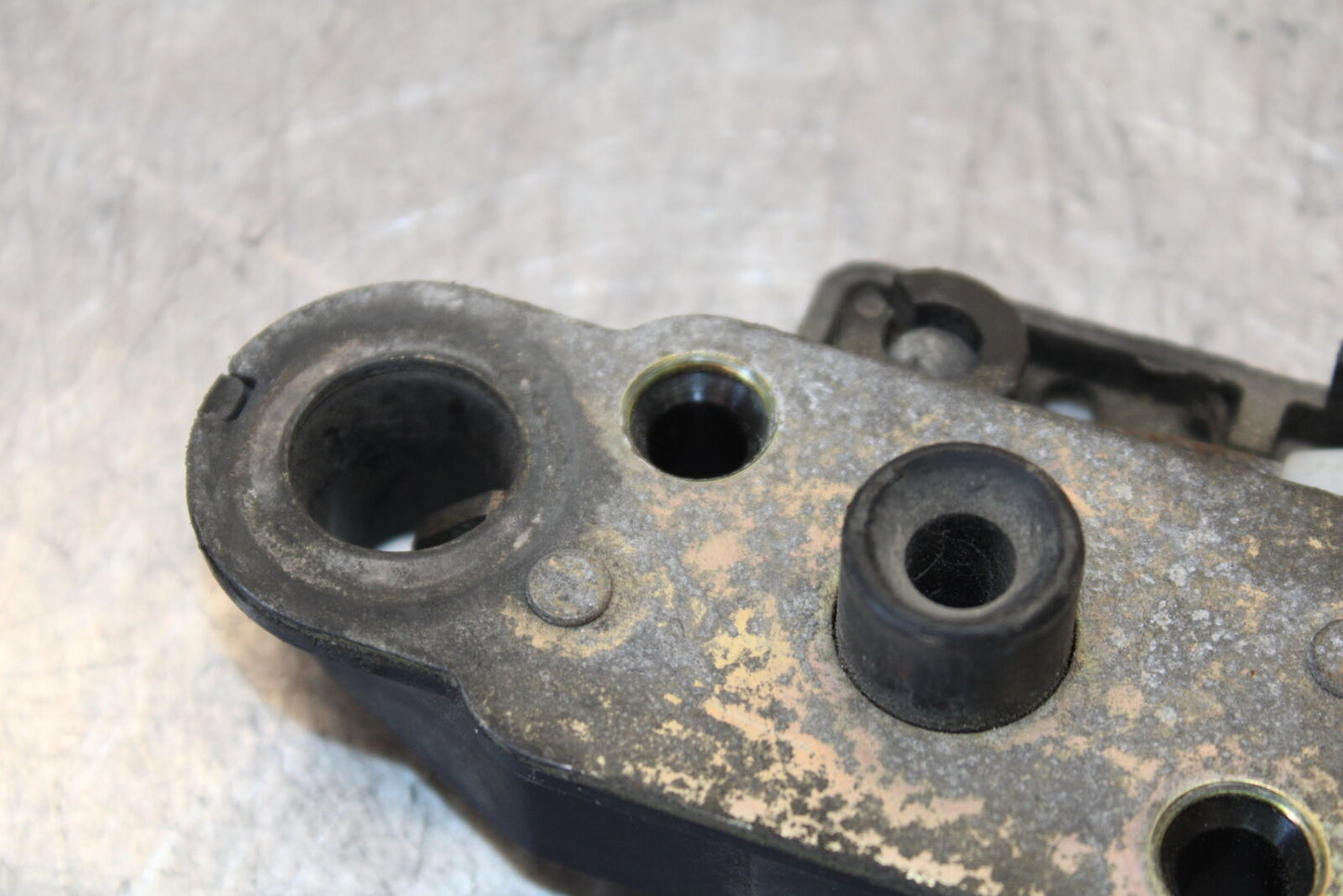 03-07 SUZUKI SV1000S REAR PASSENGER SEAT LATCH LOCK ASSEMBLY BB657