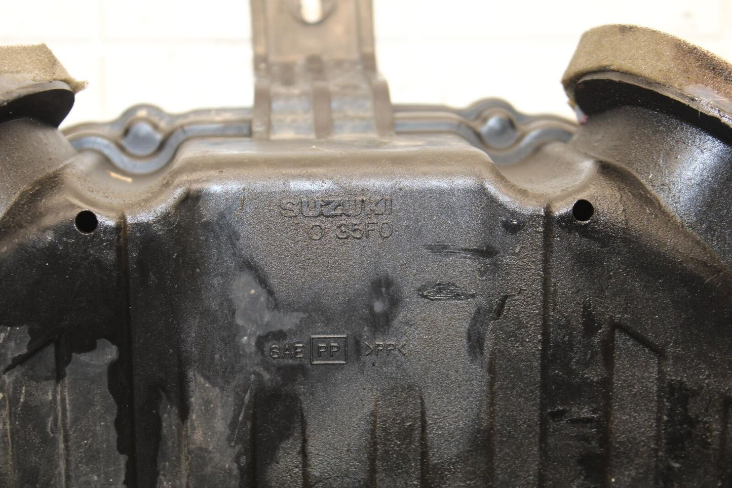 2001 Suzuki GSXR750 AIRBOX AIR INTAKE FILTER BOX 13700-35F00 BB553