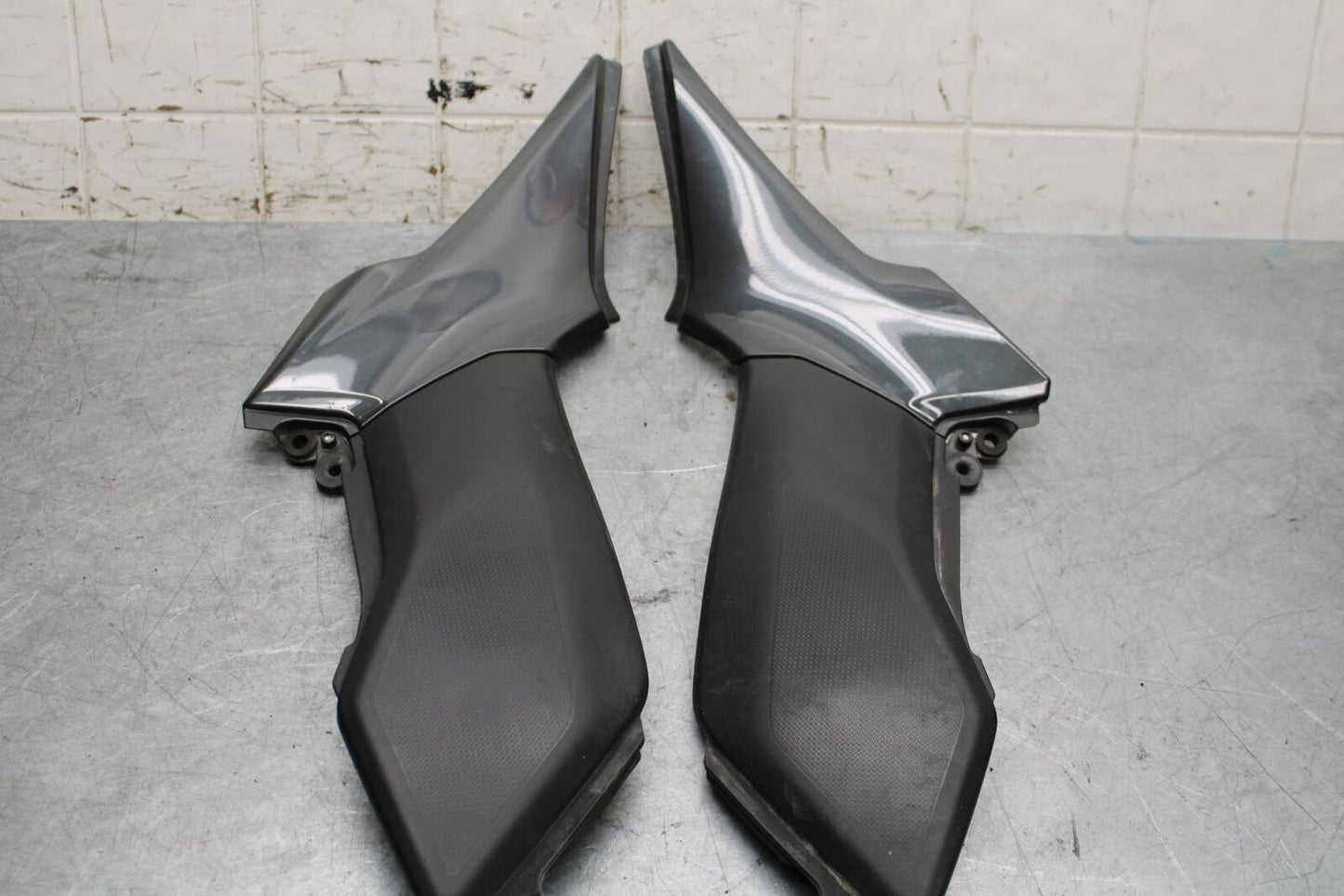 17 KAWASAKI Z900 ZR900 RIGHT LEFT SIDE SEAT PANELS TRIMS COWLS FAIRINGS BB549