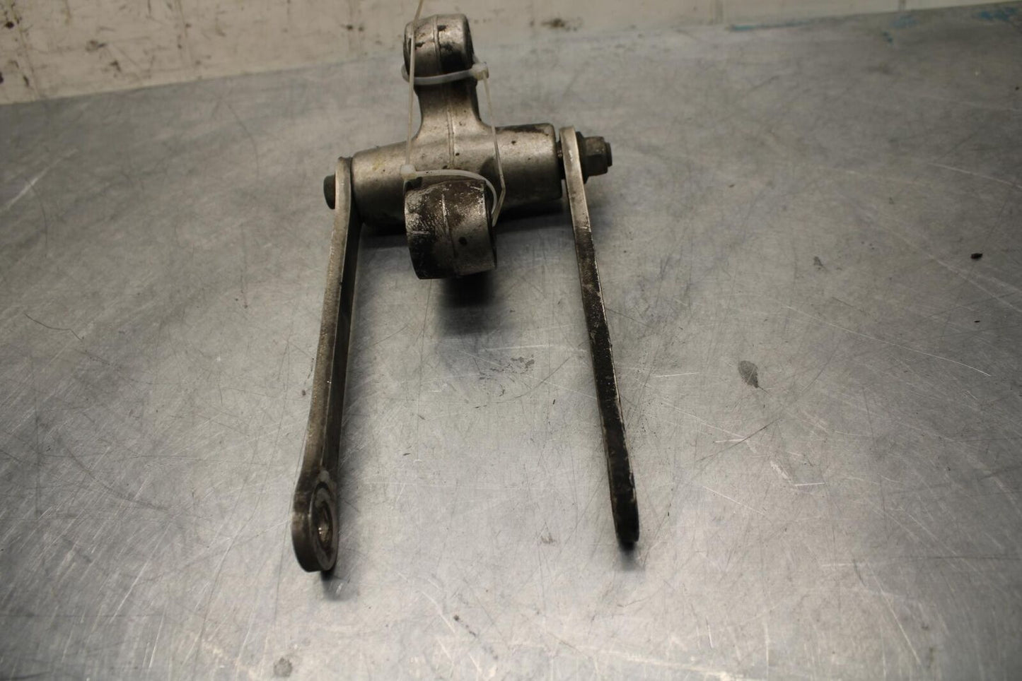 01 SUZUKI GSXR1000 REAR DOGBONE SHOCK LINKAGE LINK 62600-35870 BB06