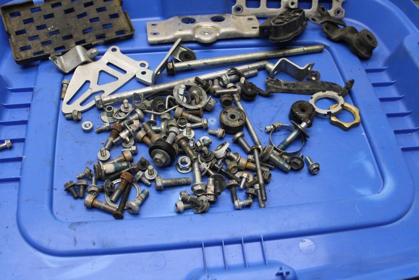 2011 Suzuki GSXR600 MISCELLANEOUS MOUNTING BOLTS HARDWARE MOTOR BB94