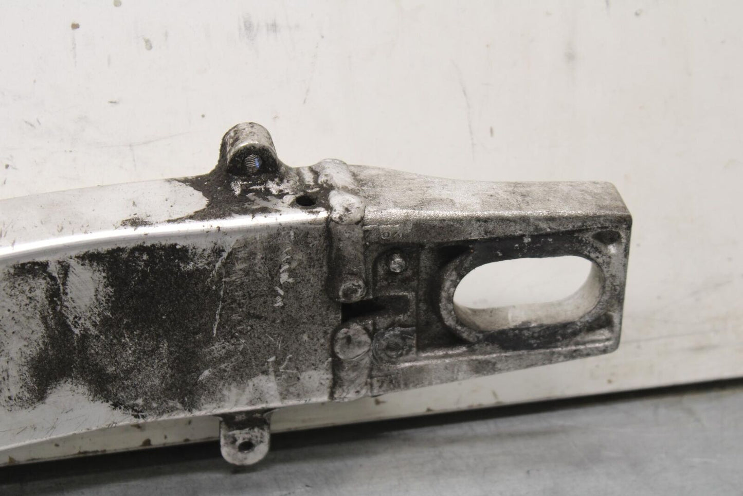 01-03 SUZUKI GSXR600 REAR SWINGARM BACK SUSPENSION SWING ARM BB639