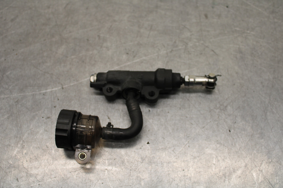 16 KAWASAKI NINJA ZX10R REAR BRAKE MASTER CYLINDER W RESERVOIR 43015-0640 BB650