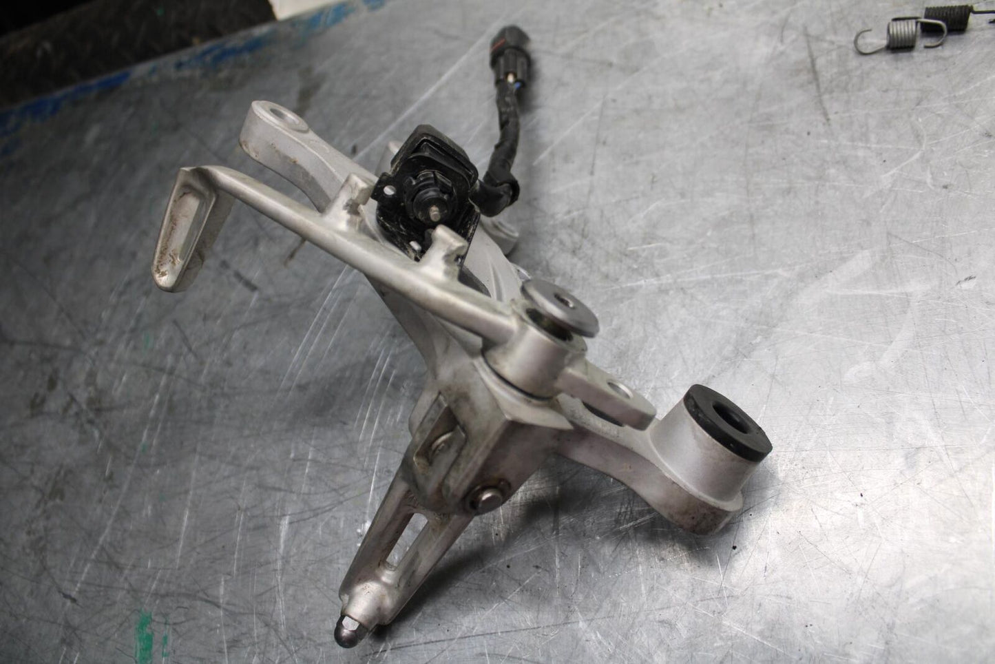 17-21 TRIUMPH STREET TRIPPLE R ABS RIGHT REARSET REAR SET DRIVER FOOT PEG bb452