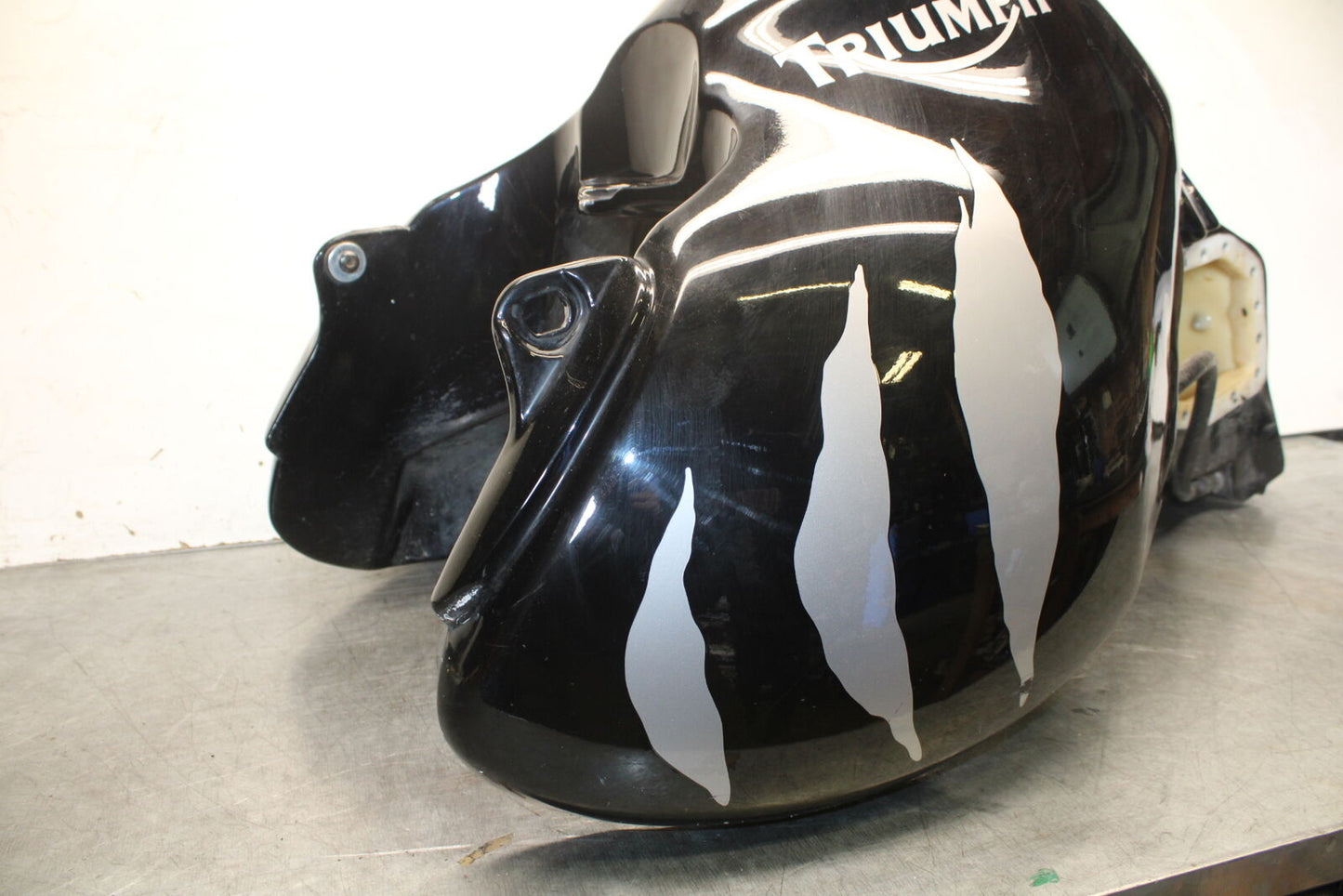 01-06 TRIUMPH TIGER 955I GAS TANK FUEL CELL PETROL RESERVOIR BB693