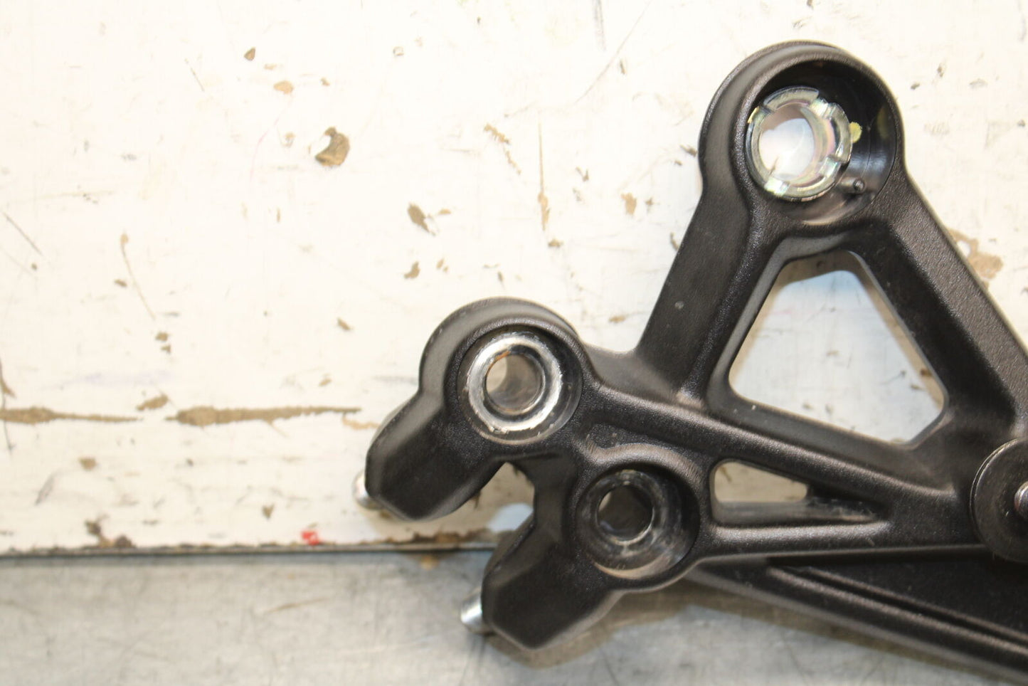 17-24 KTM 390 DUKE LEFT REARSET REAR SET DRIVER FOOT PEG REST STOP BB734