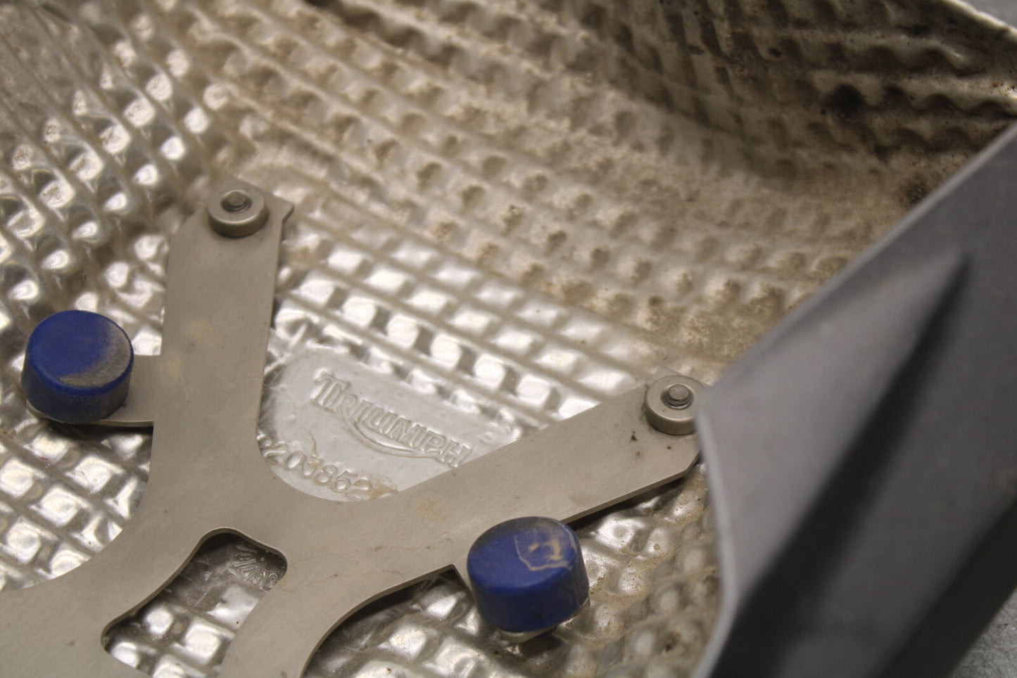 09-11 TRIUMPH DAYTONA 675 MUFFLER EXHAUST PIPE COVER HEAT SHIELD GUARD BB652