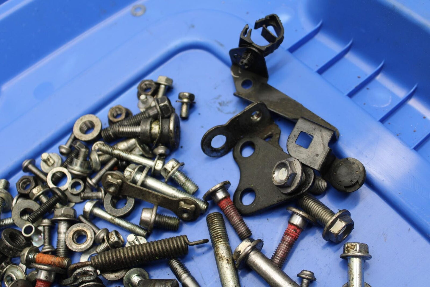 17 KAWASAKI Z900 ZR900 LEFTOVER MOUNTING BOLTS HARDWARE MOTOR BB549